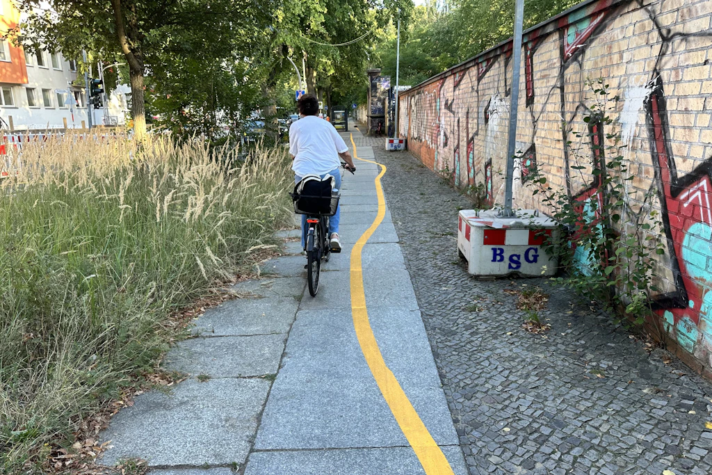 Das ist der betrunkenste Radweg Berlins: An einer Baustelle in der Gartenstraße schlängelt er wild über den Gehweg.