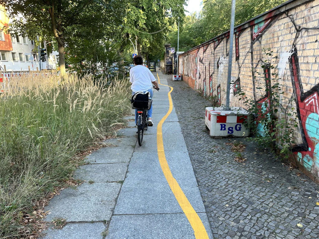 Was soll dieses Herumgeeiere? Das ist Berlins betrunkenster Radweg