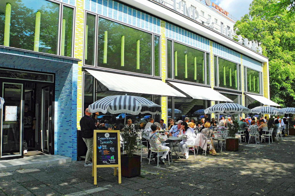 Die legendäre Mokka-Milch-Eisbar an der Karl-Marx-Allee in Berlin-Mitte feierte ihre große Wiedereröffnung nach langer Sanierung am 27. Mai 2026.