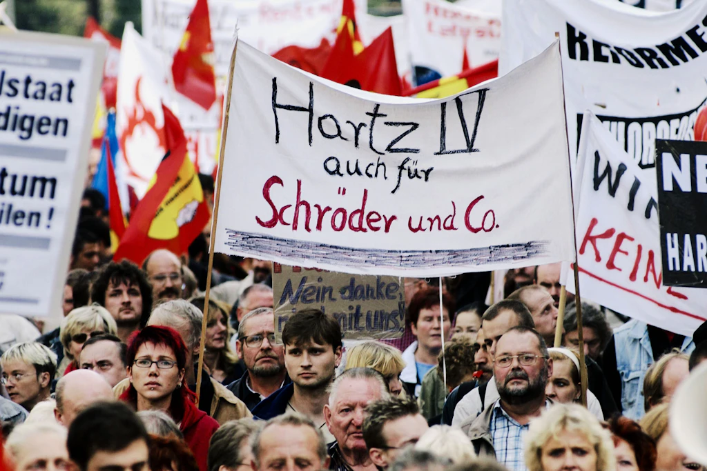 Das Schweigen der Lemminge: Sozialabbau statt Weltkrieg?
