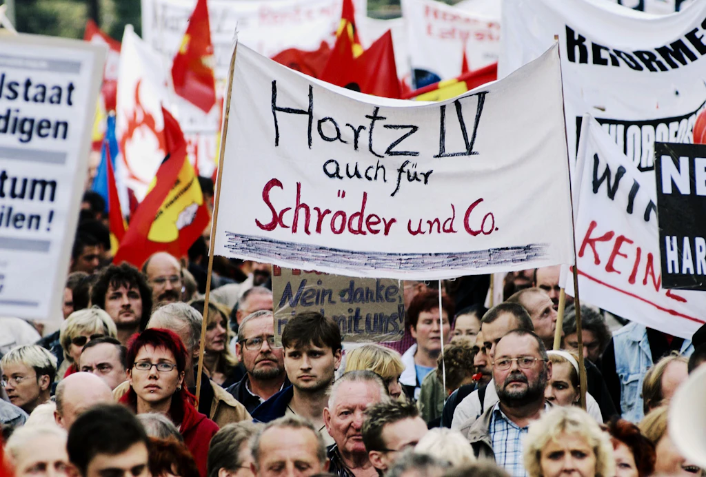 Das Schweigen der Lemminge: Sozialabbau statt Weltkrieg?