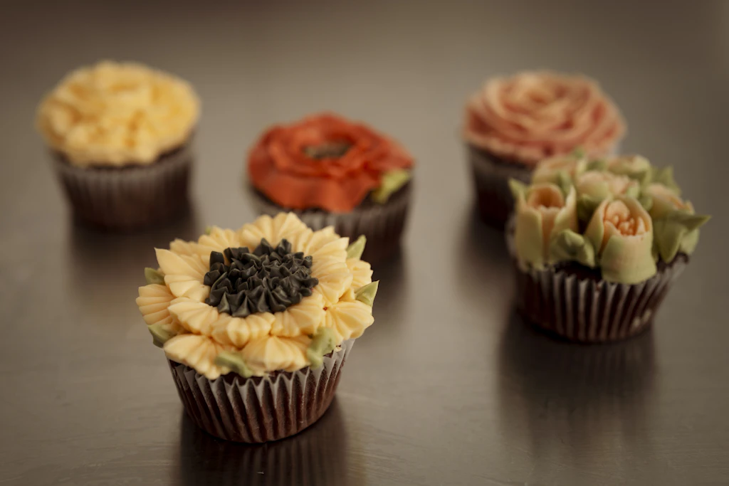 Über ein Dutzend verschiedener Blütenmotive bietet Sophie auf ihren Cupcakes an.
