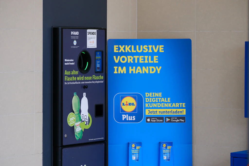 Ein Pfandautomat bei Lidl. Hier kann man alle Einwegflaschen und -dosen (25 Cent) plus das Mehrweg-Leergut aus dem eigenen Sortiment abgeben – fremde Mehrwegkästen nicht.