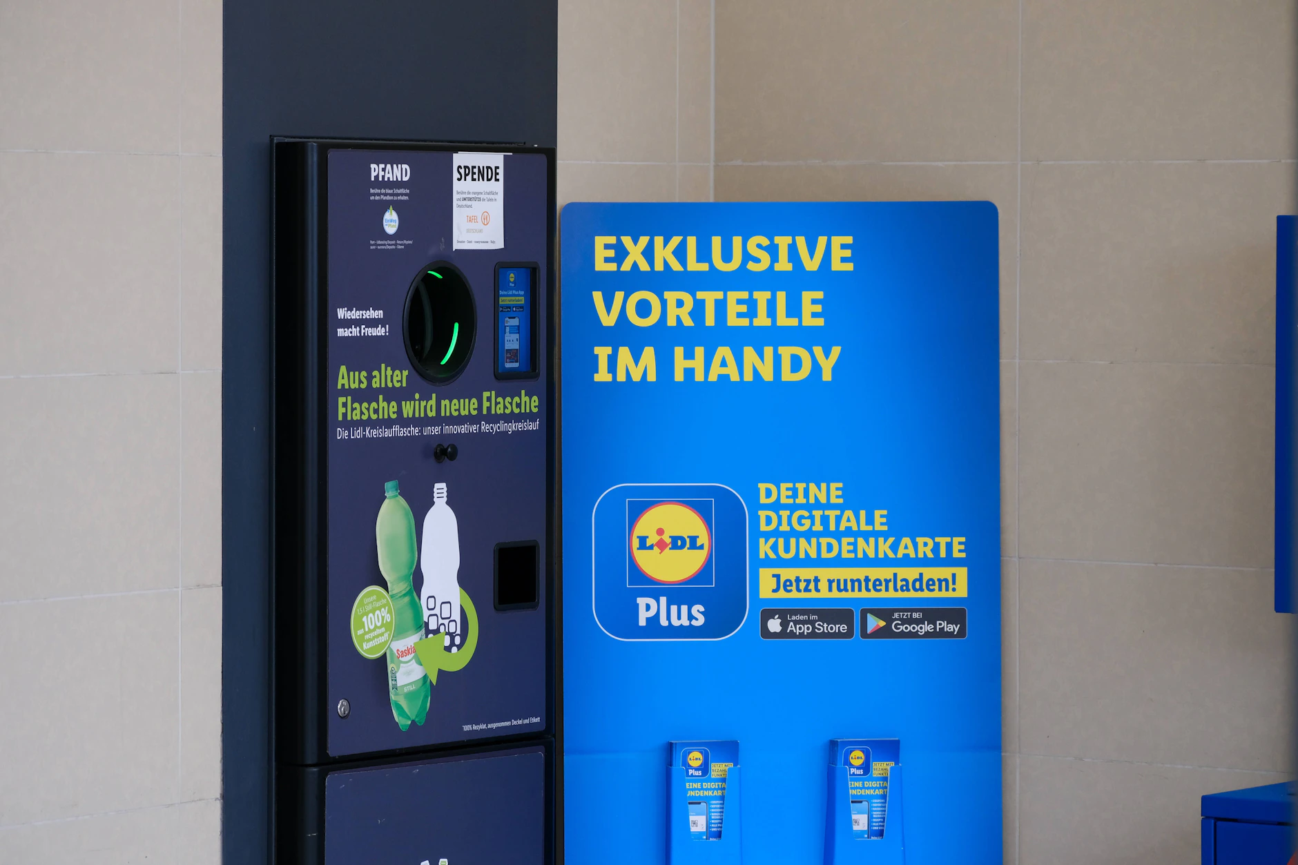 Ein Pfandautomat bei Lidl. Hier kann man alle Einwegflaschen und -dosen (25 Cent) plus das Mehrweg-Leergut aus dem eigenen Sortiment abgeben – fremde Mehrwegkästen nicht.