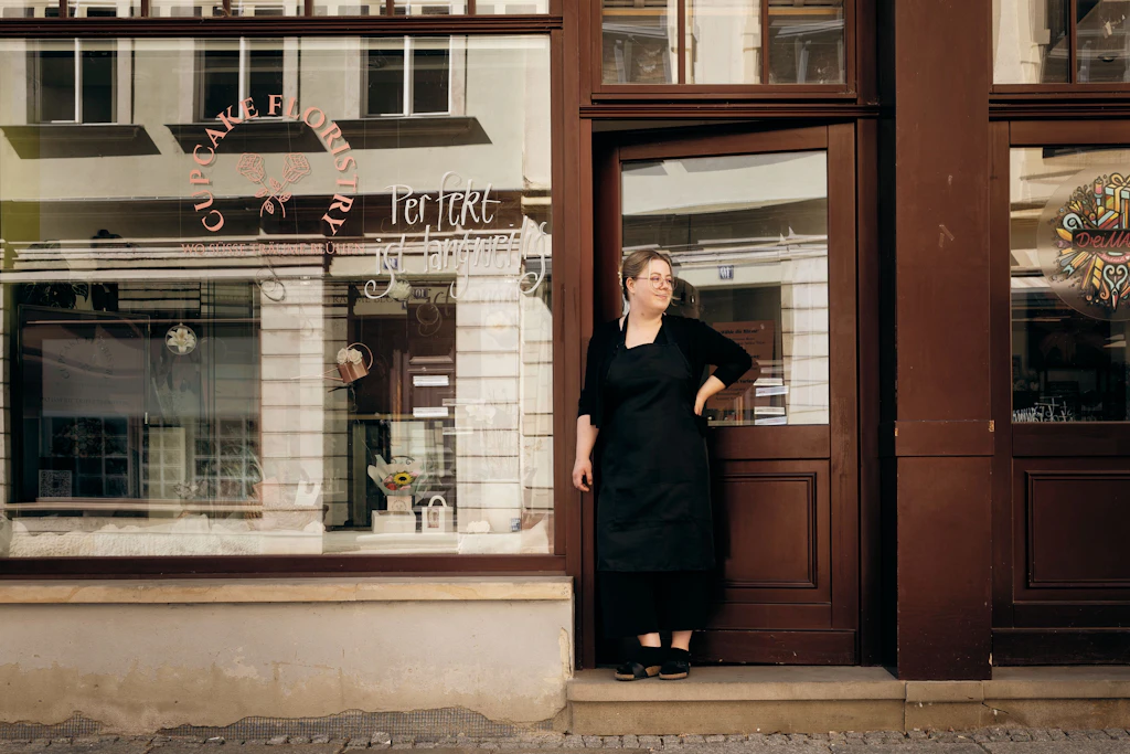 Die Altstadt von Pirna spiegelt sich in den Fensterscheiben ihres Ladens. Sophie Schwarzenberger wagte den Sprung in die Selbstständigkeit.