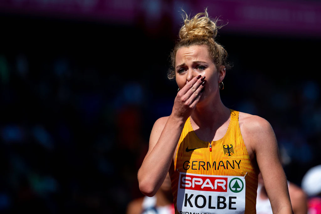 Smilla Kolbe wollte nach dem verpassten EM-Finale über 800 Meter nicht nur über ihre eigene Leistung sprechen, sondern sprach sich im Interview auch deutlich gegen rassistische Kommentare aus.
