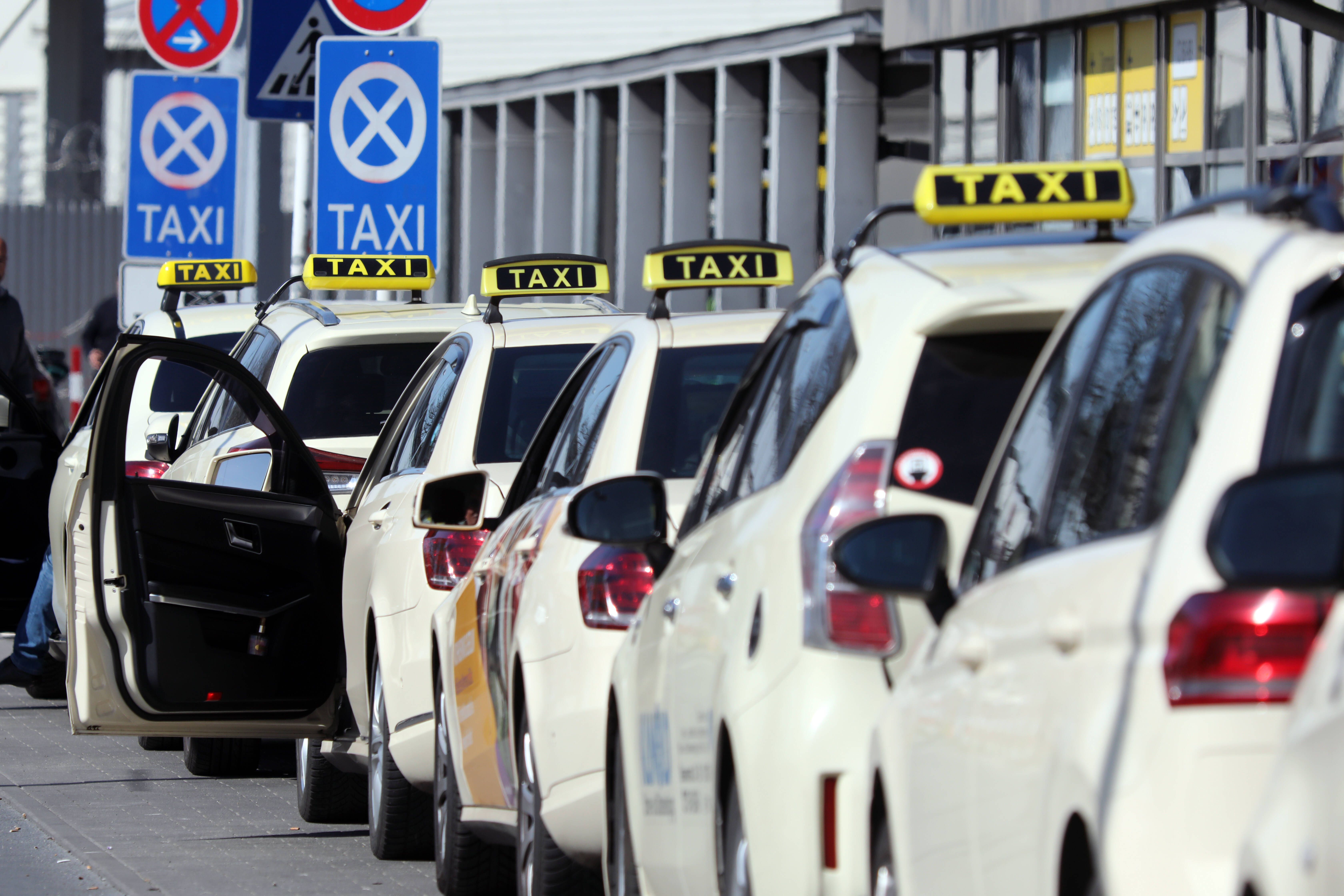 Muss ich am Taxistand das erste Taxi in der Reihe nehmen?