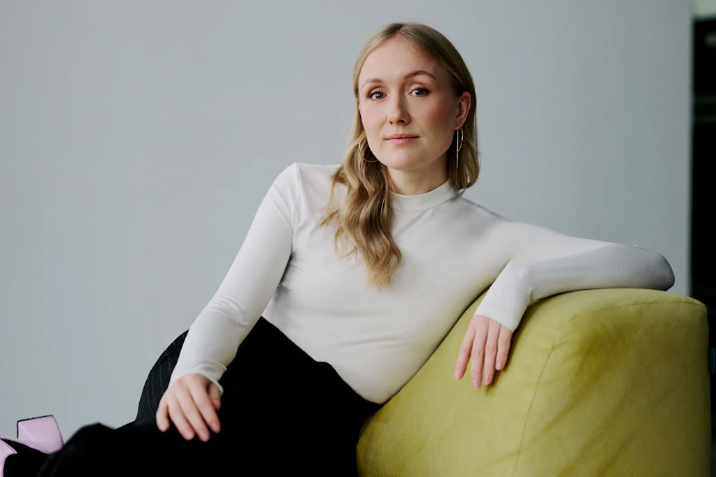 „Die zweitgrößte Liebe“ von Ruth-Maria Thomas: Das Geld liegt mit im Bett