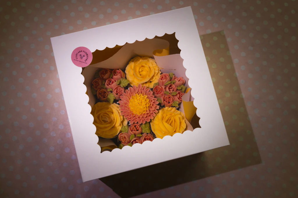 Selbstabholer bekommen den Blumengruß zum Essen in einem Geschenkkarton. Für Online-Bestellungen wird dieser zusätzlich in ein Kühlpaket verpackt.