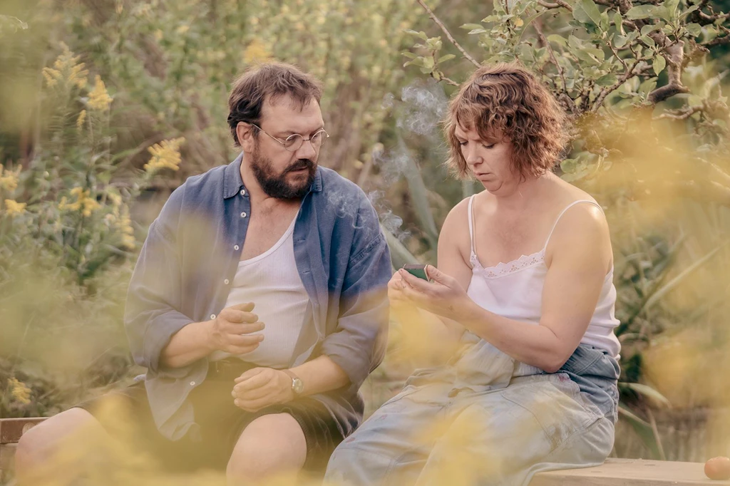 „Spaziergang nach Syrakus“: Paul (Charly Hübner) und Anne (Lina Beckmann) haben es sich gut eingerichtet in der DDR, mit Datsche und Freundeskreis. Doch Paul will einmal Italien sehen.