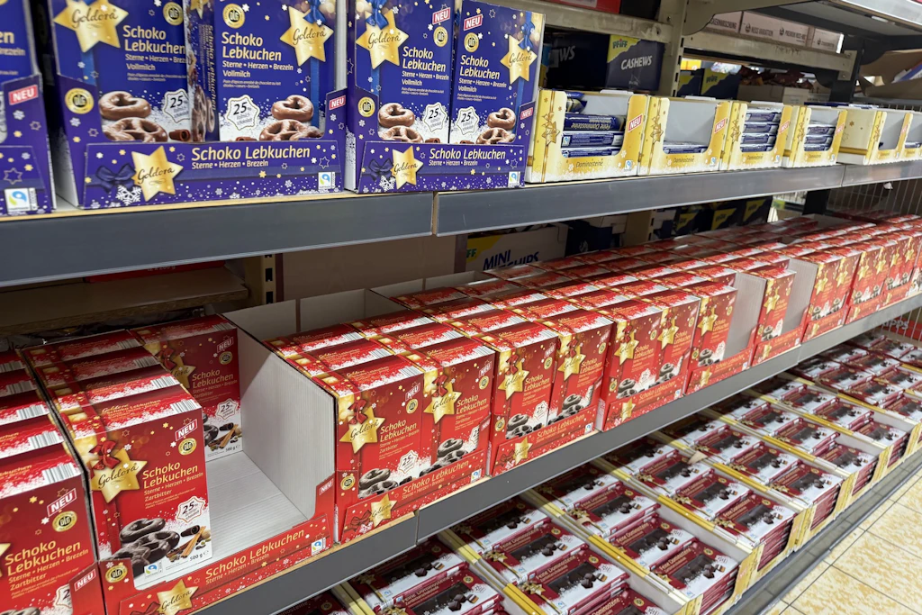 Während Berlin schwitzt, werden in Berlin-Hellersdorf bereits Lebkuchen angeboten.