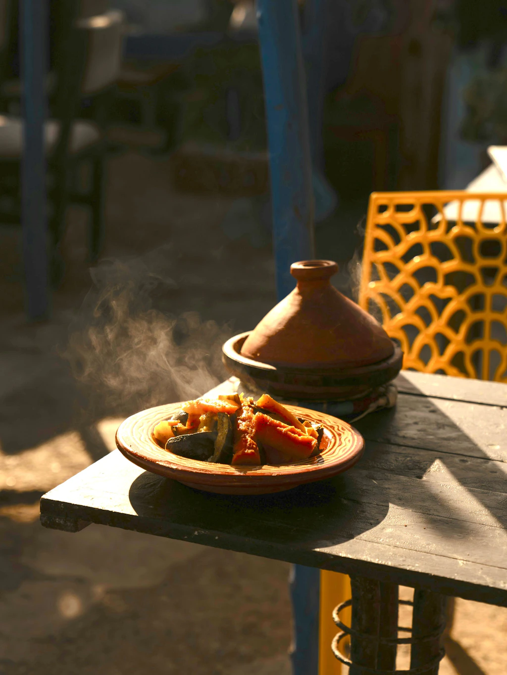Vorsicht! Wenn der Dampf aus dem Kessel gelassen wird, ist die Tajine noch richtig heiß.