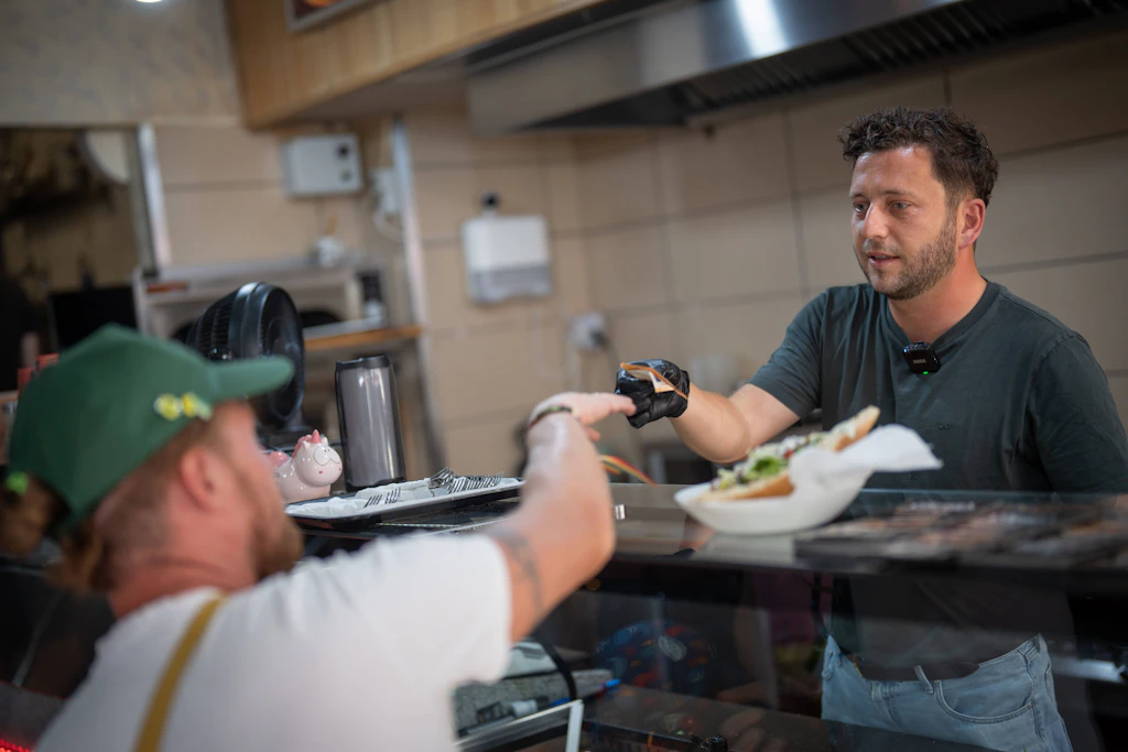 Der Grünen-Chef Felix Banaszak wird für zwei Stunden zum Döner-Chef: Verkauft wird vor allem an Parteifreunde.