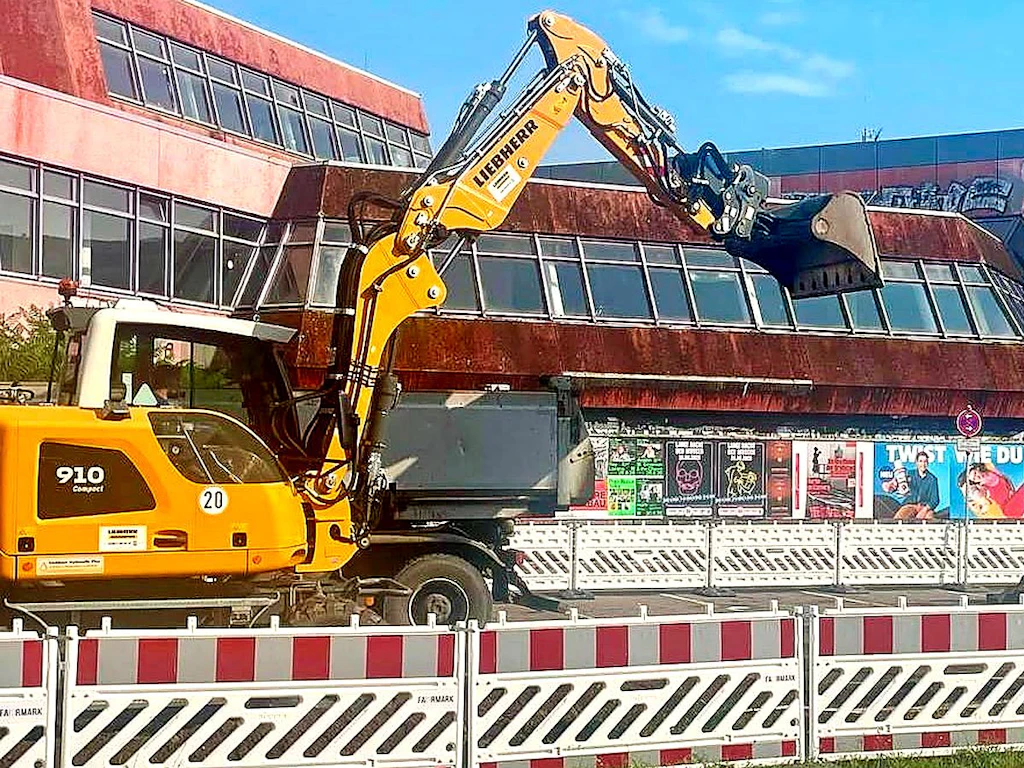 Ein Bagger vor dem SEZ an der Berliner Landsberger Allee sorgt für Aufregung.. Eigentlich sollten die Bauarbeiten an dem DDR-Kultbad ruhen.