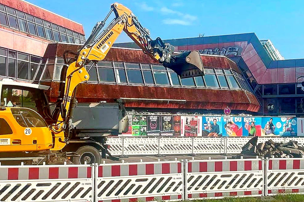 Ein Bagger vor dem SEZ an der Landsberger Allee: Eigentlich sollten die Bauarbeiten an dem DDR-Kultbad ruhen.