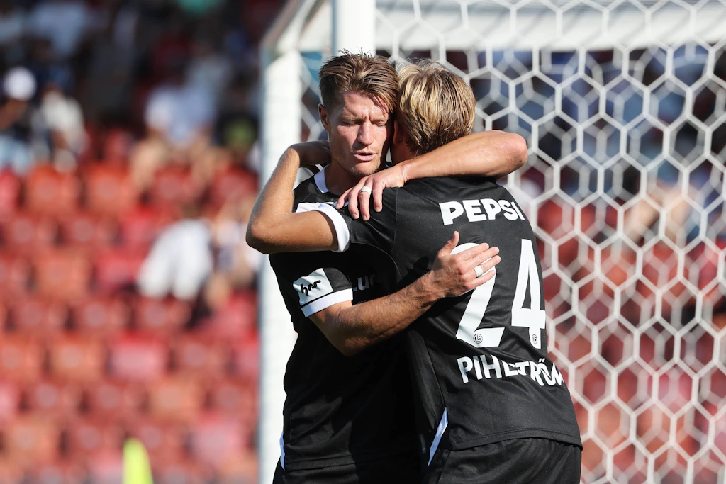 Kevin Behrens (l.) ist mit dem FC Lugano nur noch einen Schritt von der Qualifikation für die Conference League entfernt.