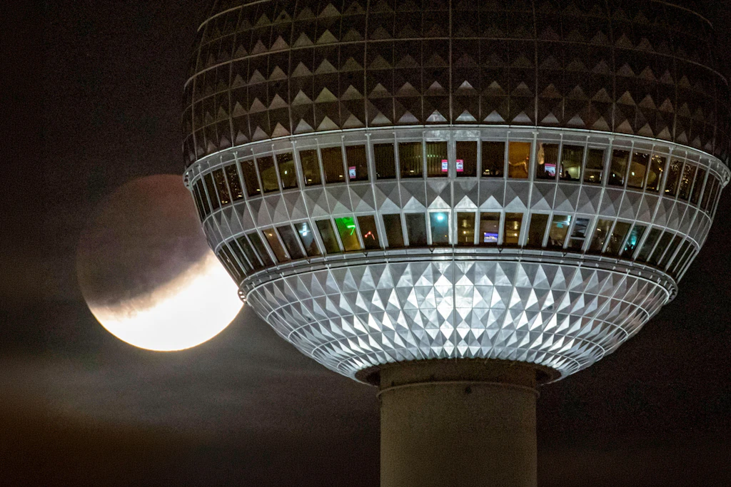 Ende August wird auch über Berlin wieder eine Mondfinsternis zu sehen sein. Um kurz nach 6 Uhr am Morgen wird sie ihren höhepunkt erreichen.