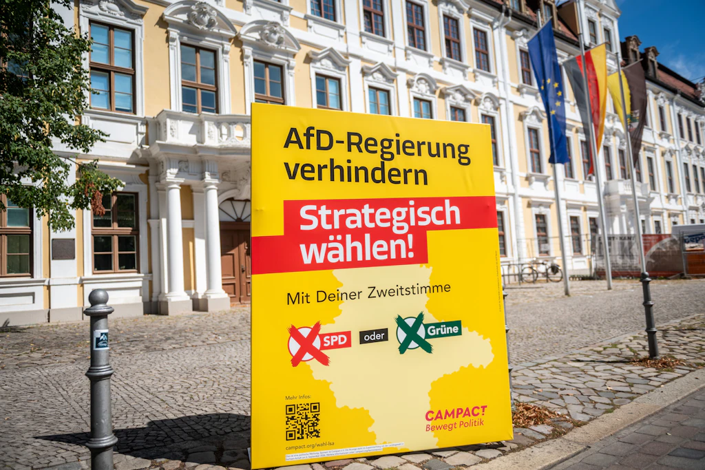 Zum Start einer Zweitstimmenkampagne zur strategischen Wahl in Sachsen-Anhalt hat die Organisation Campact vor dem Magdeburger Landtag ein Plakat aufgestellt.