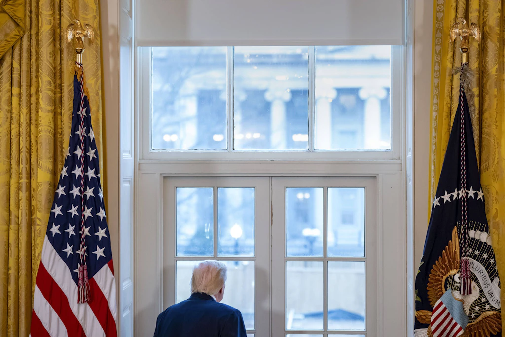 US-Präsident Donald Trump blickt während eines Treffens im Weißen Haus auf die Baustelle des neuen Ballsaals.