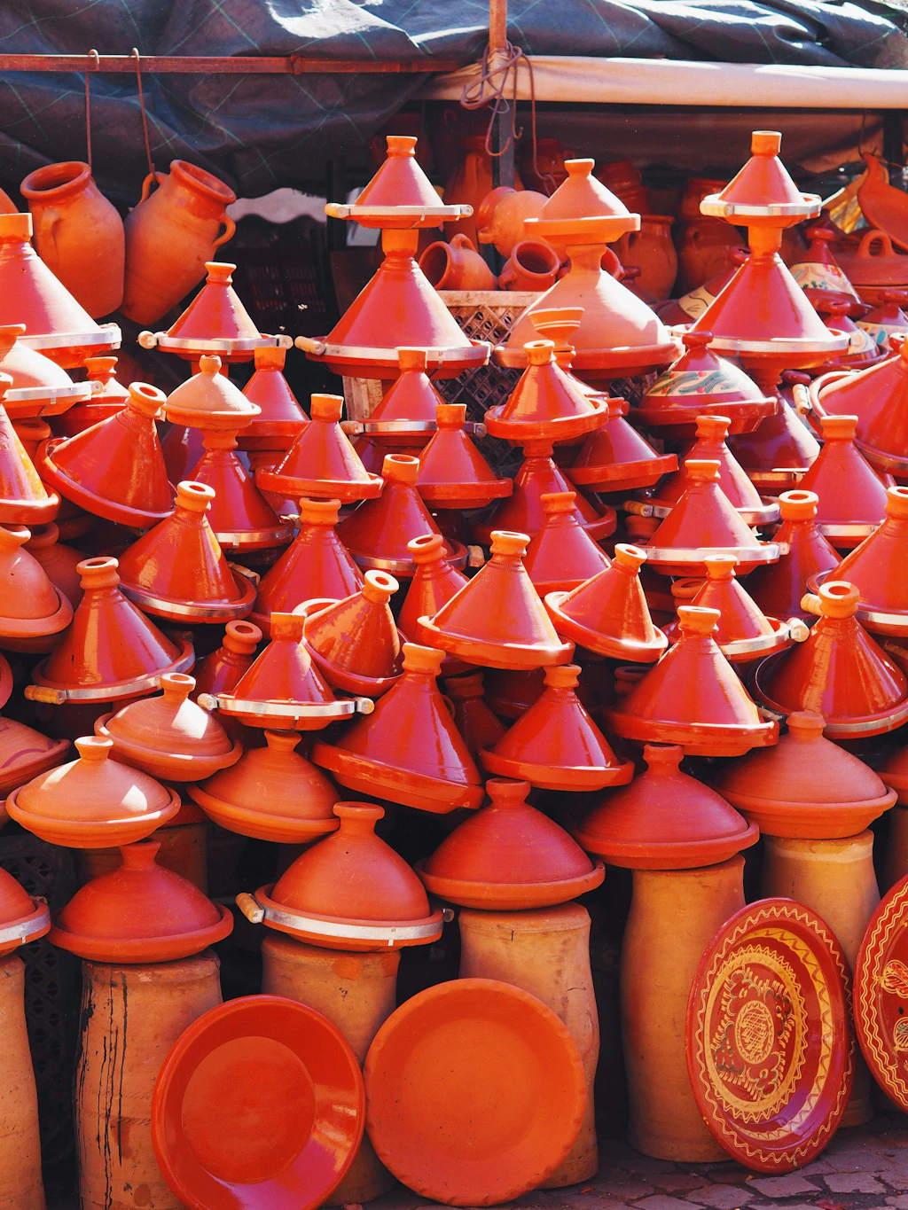 Tajine bedeutet auf Arabisch „niedriger Tontopf“ und ist gleichzeitig der Name eines traditionellen Gerichts.