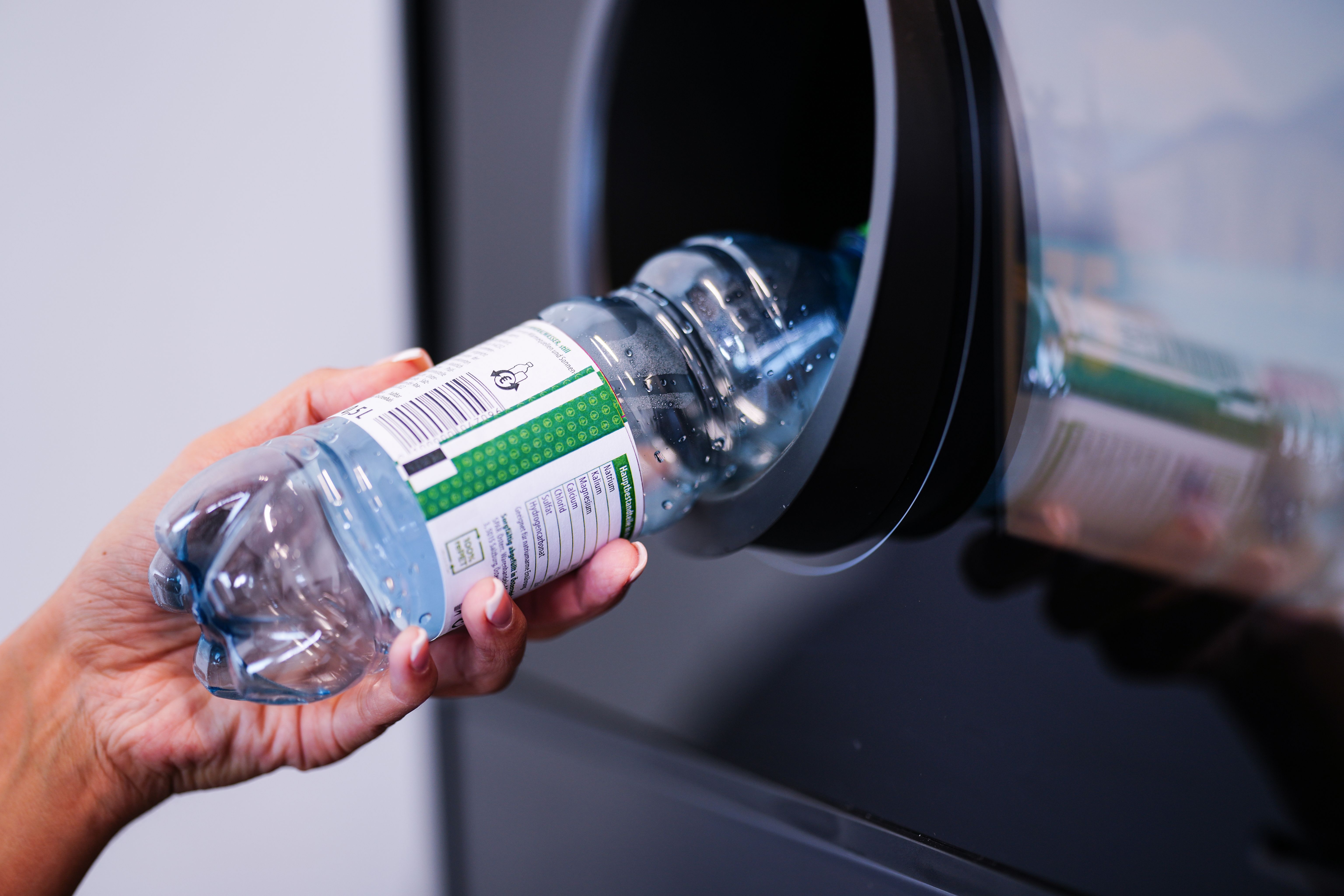 10 Stunden am Pfandautomaten: Pole bringt 11.000 Flaschen und Dosen an einem Tag zurück