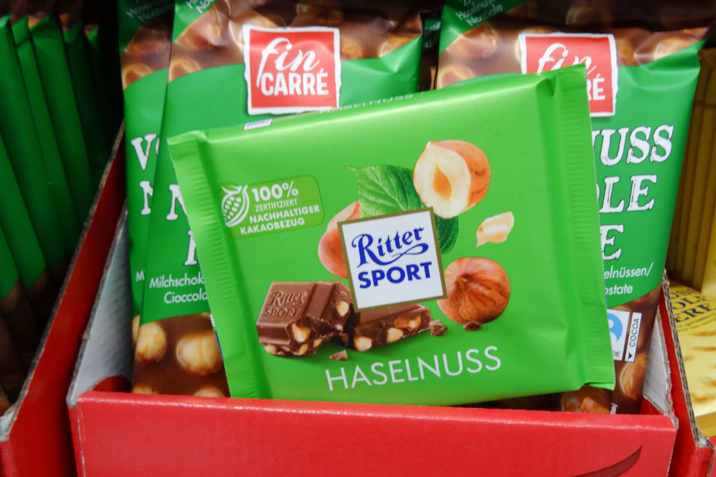 Genau dieser Schriftzug verschwindet: Ritter Sport wirbt auf der Verpackung oben links mit zu 100 Prozent zertifiziert nachhaltigem Kakaobezug. Künftig steht dort „ohne Zusatz von Aromen"-