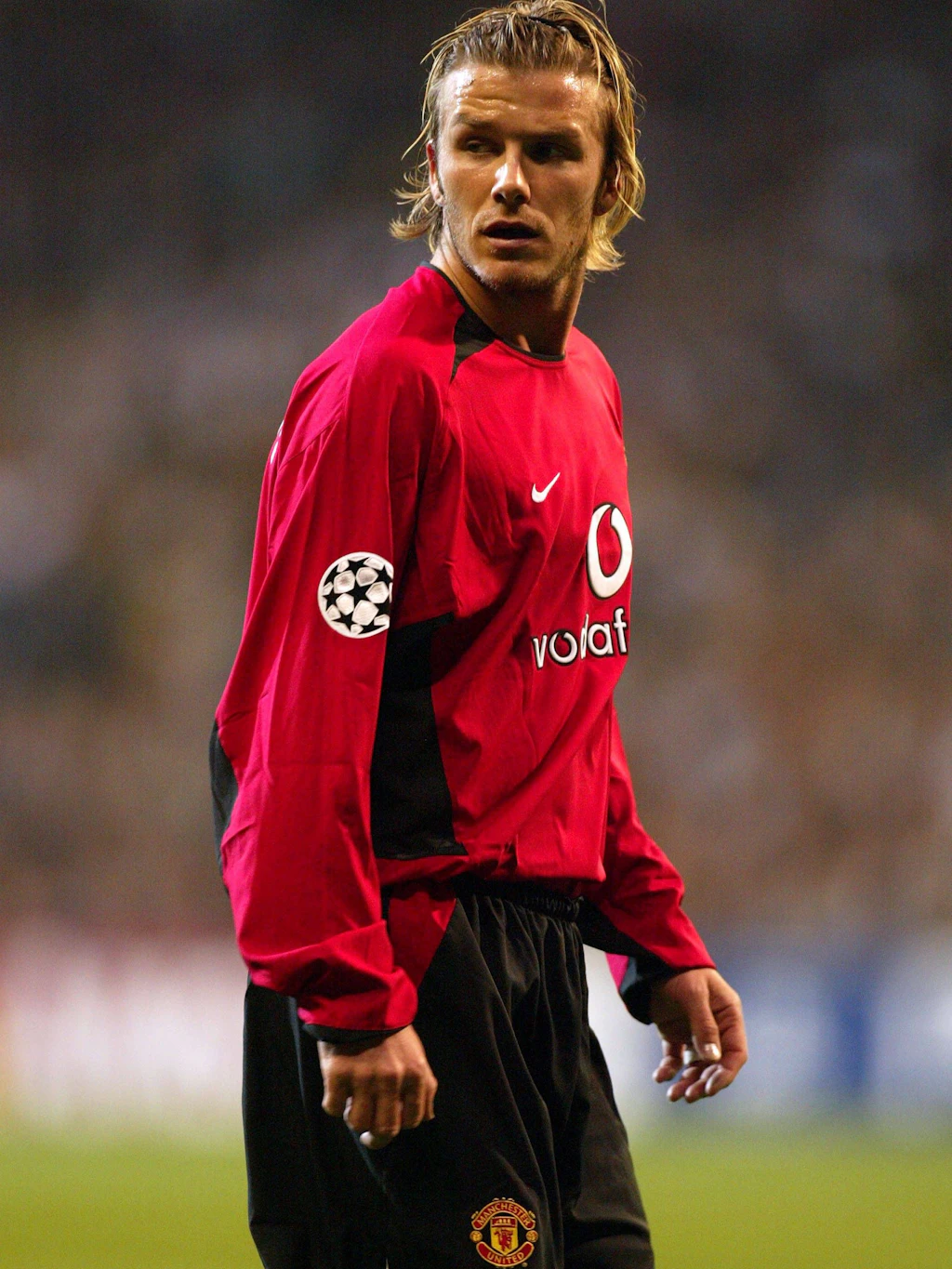 David Beckham trug den Zickzack-Haarreif Anfang der 2000er auf dem Fußballplatz – und machte ihn zum Stil-Statement weit über den Sport hinaus.
