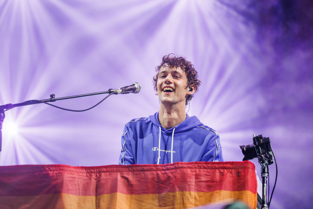 Frontsänger Henning May von AnnenMayKantereit. Die Pop-Rockband aus Köln hat Berlin am 13. August völlig in den Bann gezogen.
