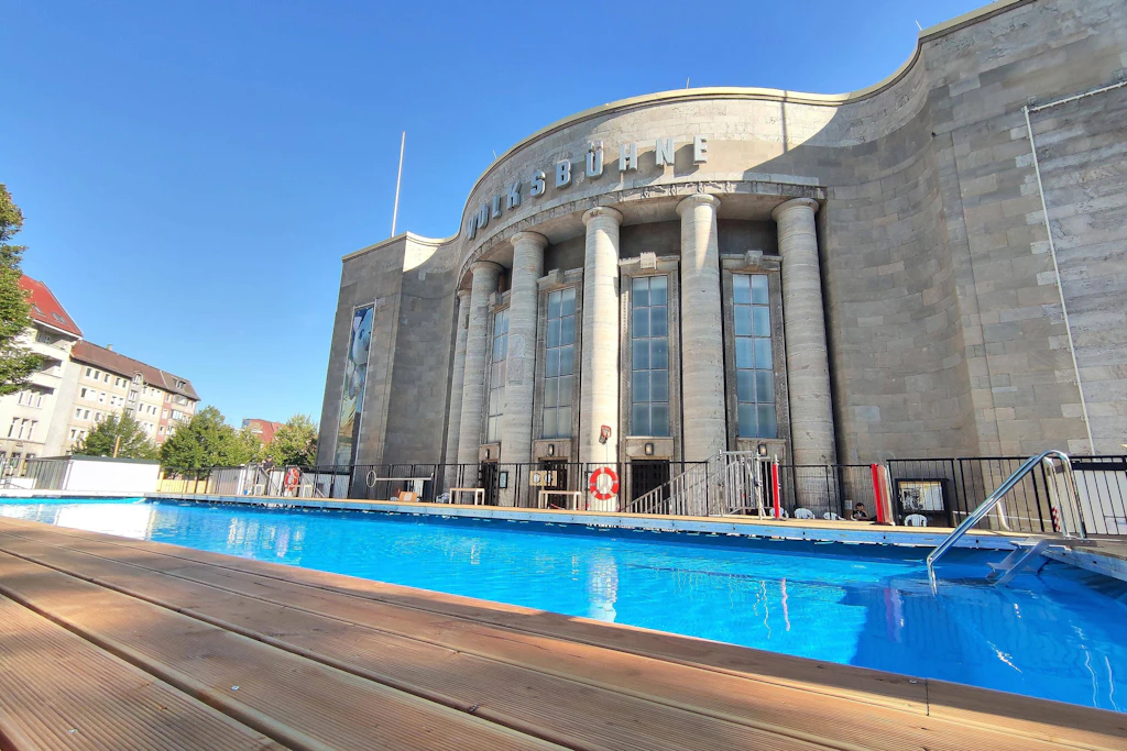 35 Grad in Berlin: Volksbad der Volksbühne nach tagelanger Schließung wieder geöffnet