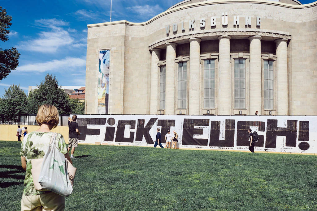Dieses Banner hängt seit Freitag vor der Volksbühne in Berlin.