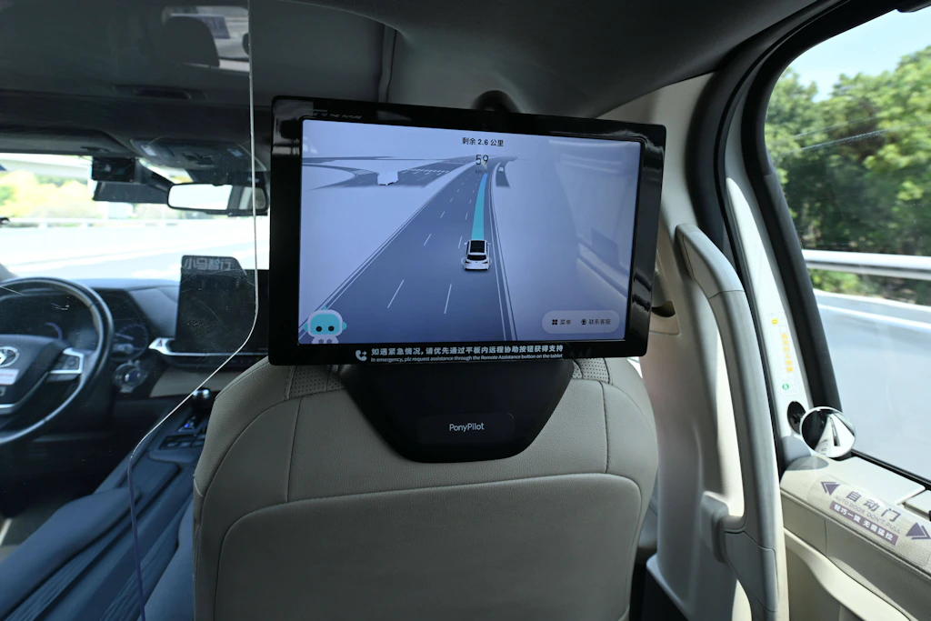 Ein Bildschirm im Innenraum eines Robotaxis von Pony.ai in der chinesischen Metropole Guangzhou