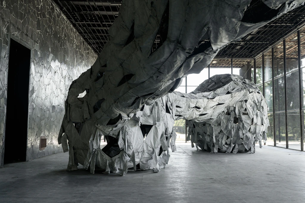 Ai Weiweis Installation „Three Perfectly Proportioned Spheres and Camouflage Uniforms Painted White“, die im Auftrag von Ribbon International entstand