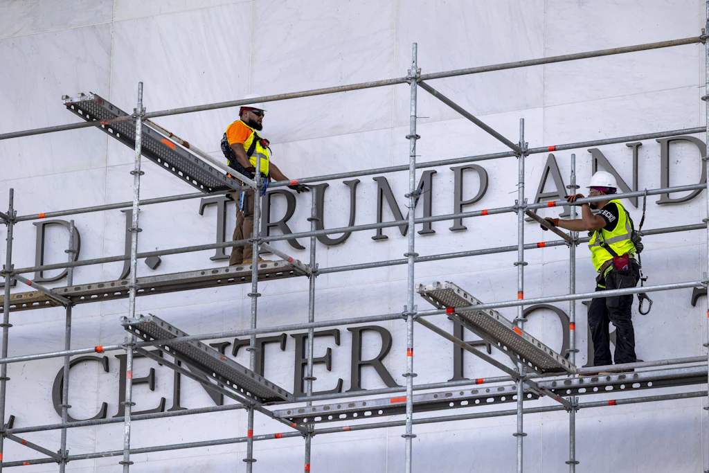Im vergangenen Juni entfernten Arbeiter nach richterlicher Anordnung die illegalen Bronze-Lettern von der Fassade des Kennedy Center. Vielleicht werden sie nun wiederverwendet.