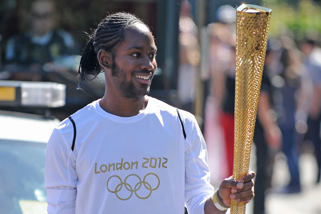 Jason Arday trägt die olympische Fackel. Er wurde am Freitag in London tot aufgefunden.