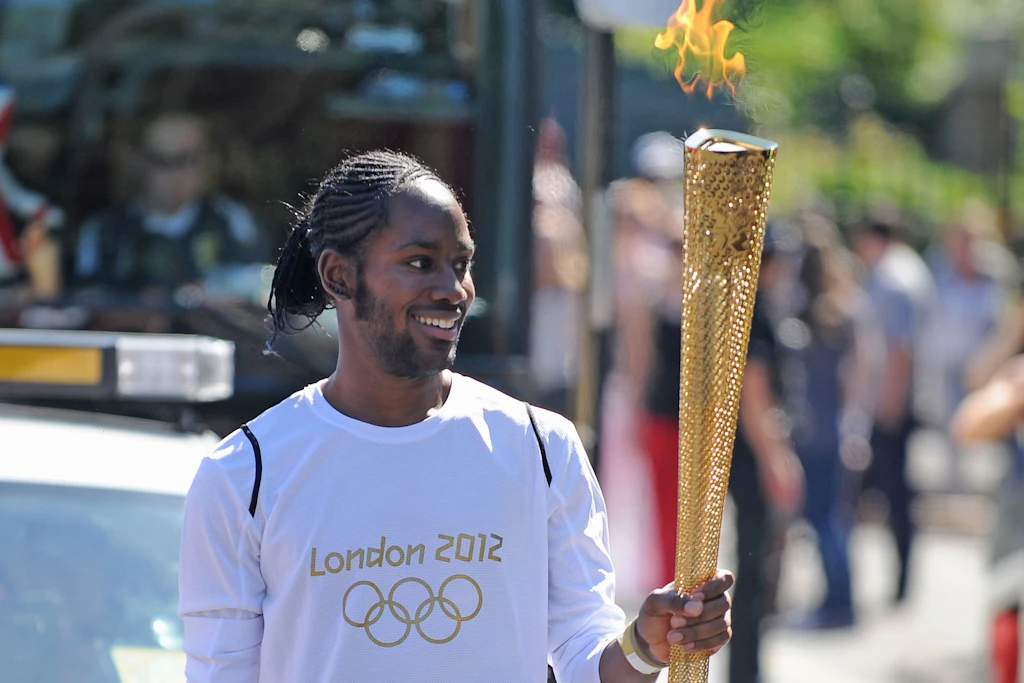 Jason Arday trägt die olympische Fackel. Er wurde am Freitag in London tot aufgefunden.