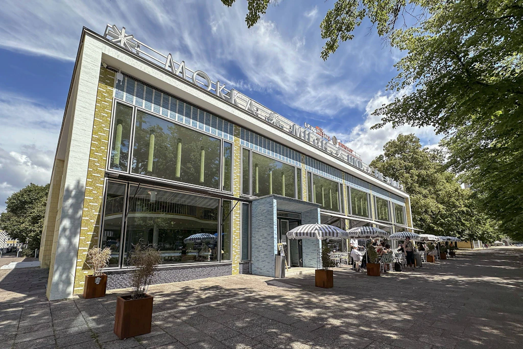 Die Mokka-Milch-Eisbar in der Karl-Marx-Allee in Berlin feierte erst in diesem Jahr ihr Comeback. Hier kann man nun wieder Kaffee trinken.