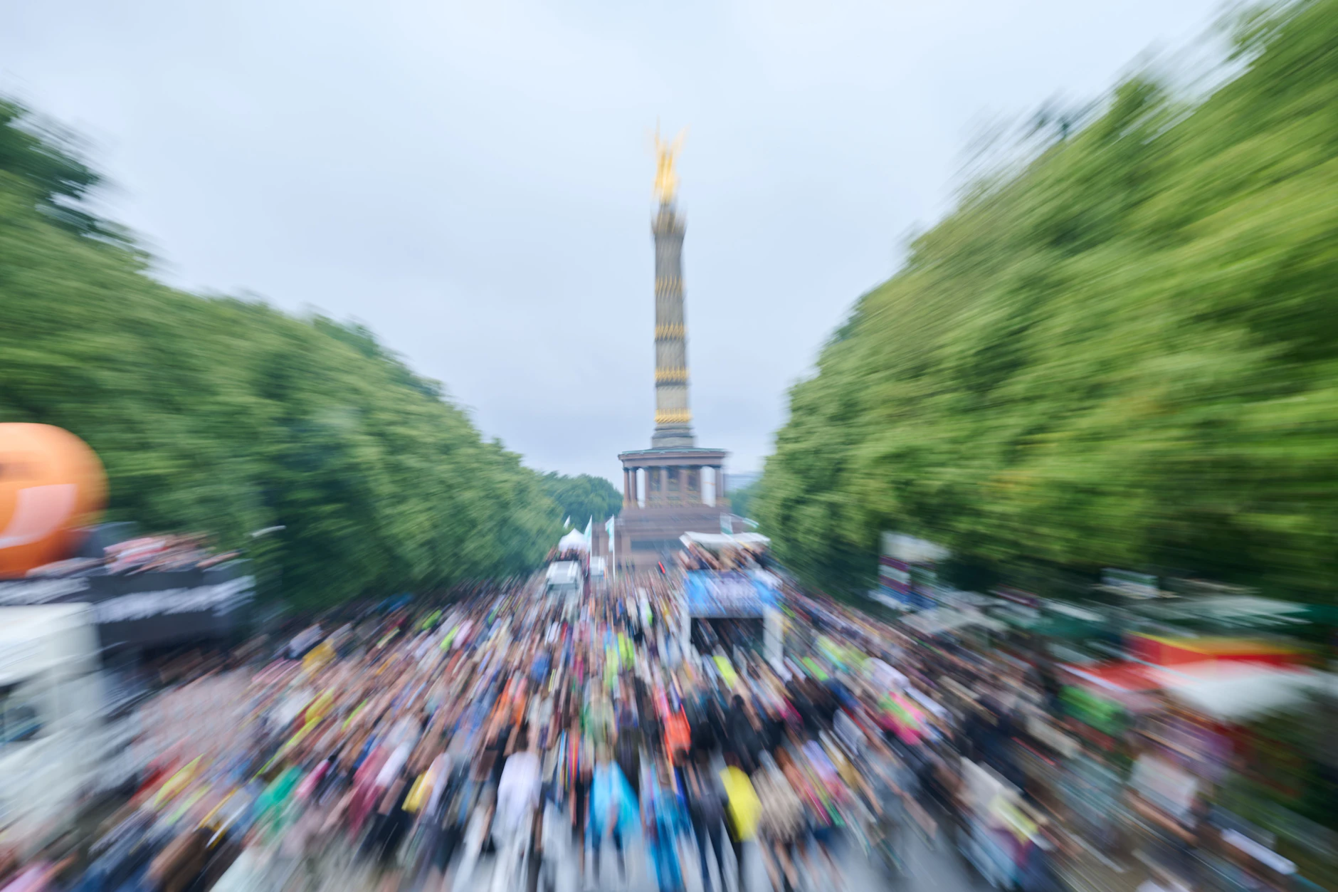 Tausende Menschen werden sich heute über die Straße des 17. Juni bewegen