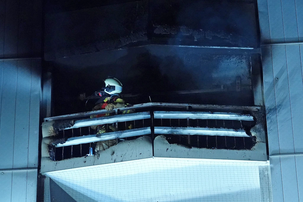 Ein Feuerwehrmann beim Einsatz in der Brandwohnung.