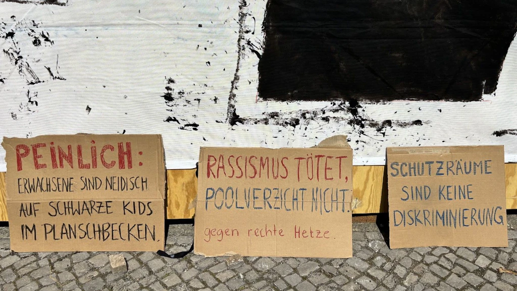 Protestschilder vor der Volksbühne