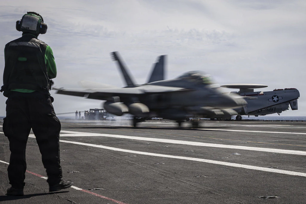 Ein Flugzeug landet auf der USS Gerald Ford
