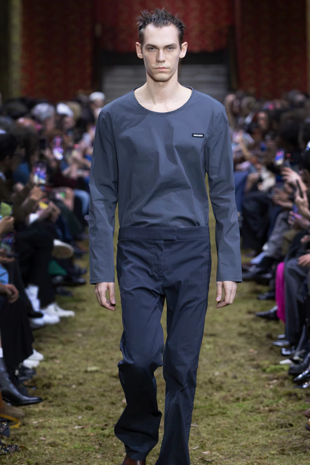 Ein männliches Model auf dem Laufsteg bei Miu Miu beweist, dass der Look für alle gemacht ist.