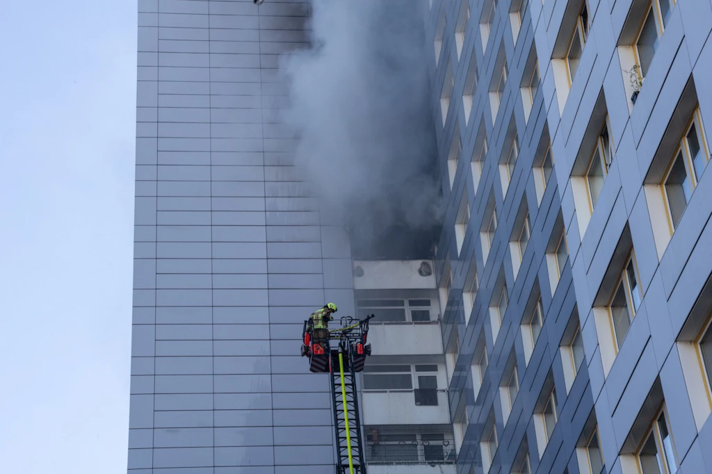13 Verletzte in Friedrichshain: Hochhausbrand sorgt für dramatischen Großeinsatz