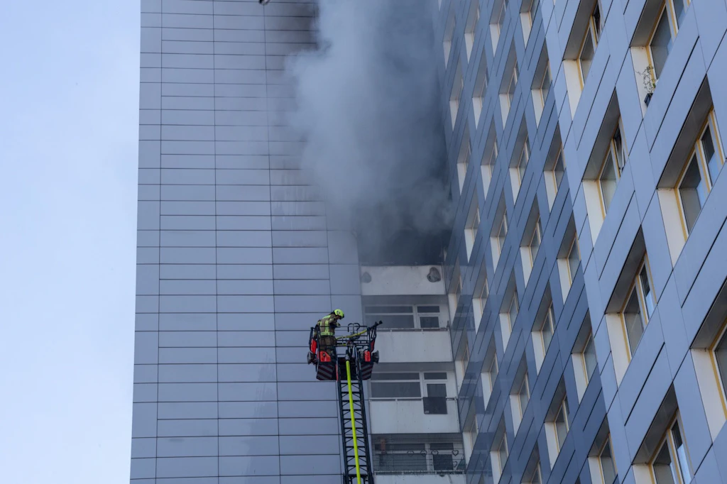 13 Verletzte in Friedrichshain: Hochhausbrand sorgt für dramatischen Großeinsatz