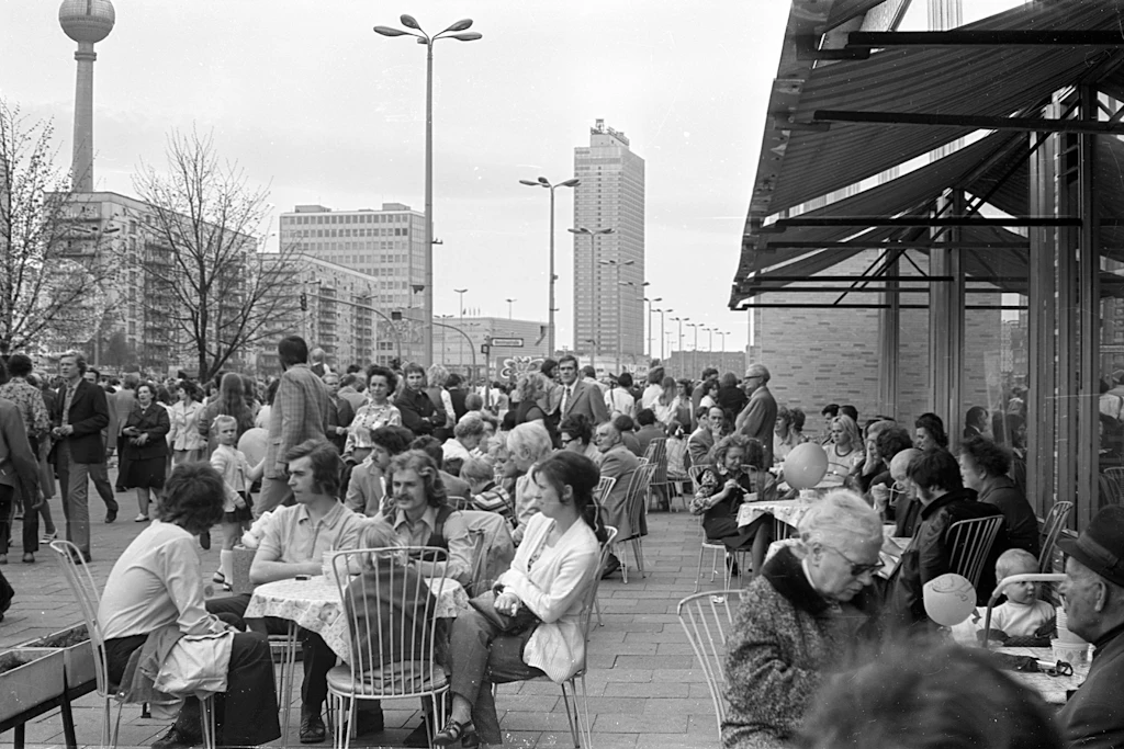 Die volle Terrasse der Mokka-Milch-Eisbar in der Karl-Marx-Allee zu DDR-Zeiten. Das Lokal war ein beliebter Treffpunkt vor allem bei jungen Leuten.