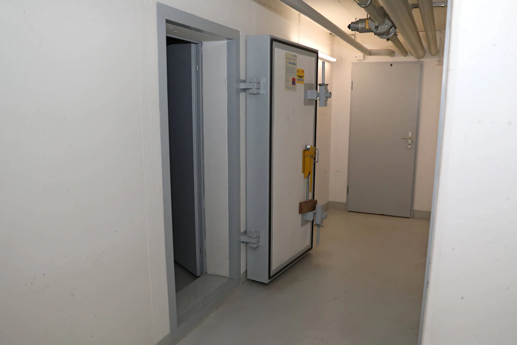 Panzertür zu einem Schutzraum: Rund 370.000 solcher Räume sind in der Schweiz erfasst, Plätze gibt es rechnerisch für die ganze Bevölkerung. (Symbolbild)