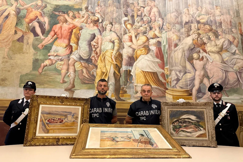Einsatzkräfte der Carabinieri präsentieren die drei sichergestellten Gemälde von Pierre-Auguste Renoir, Paul Cézanne und Henri Matisse.