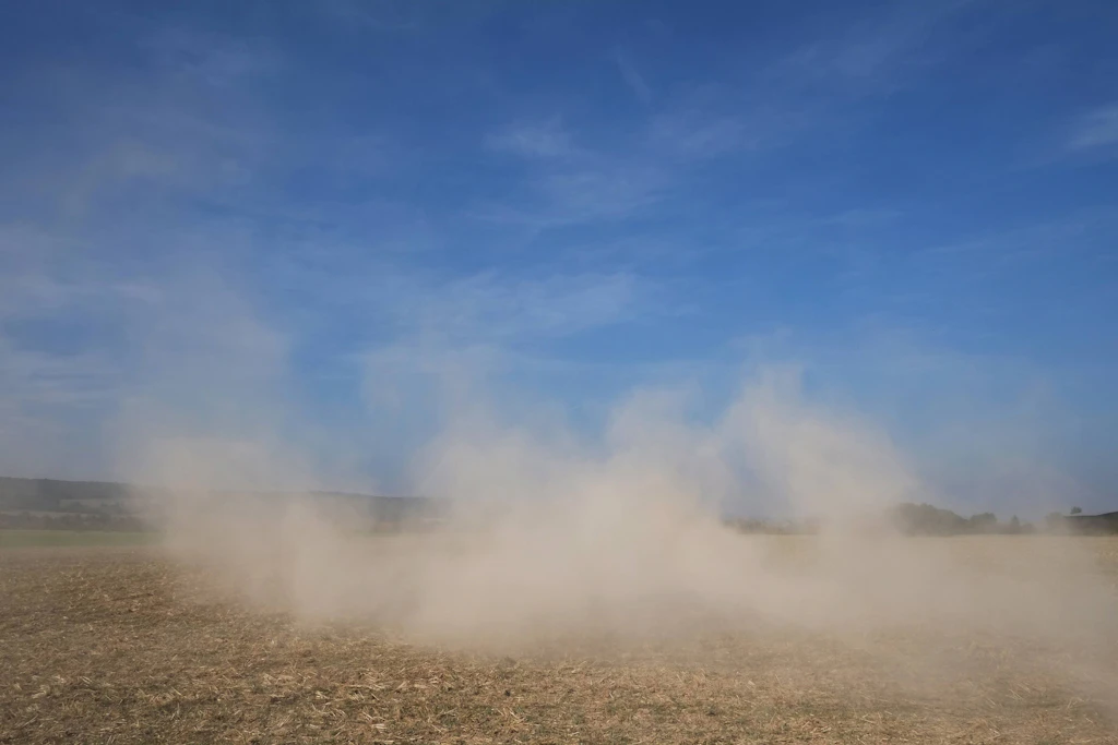 Erst 36 Grad, dann fliegt der Acker: Brandenburg droht ein Staubsturm-Sonntag