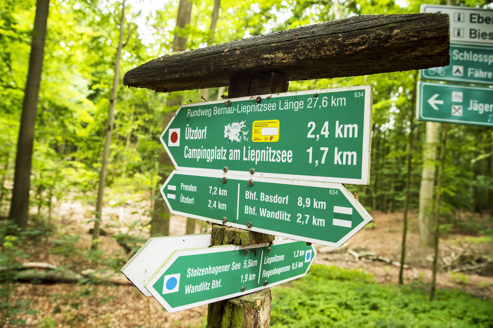 Schilder zeigen die vielen Wanderwege rund um den Liepnitzsee.