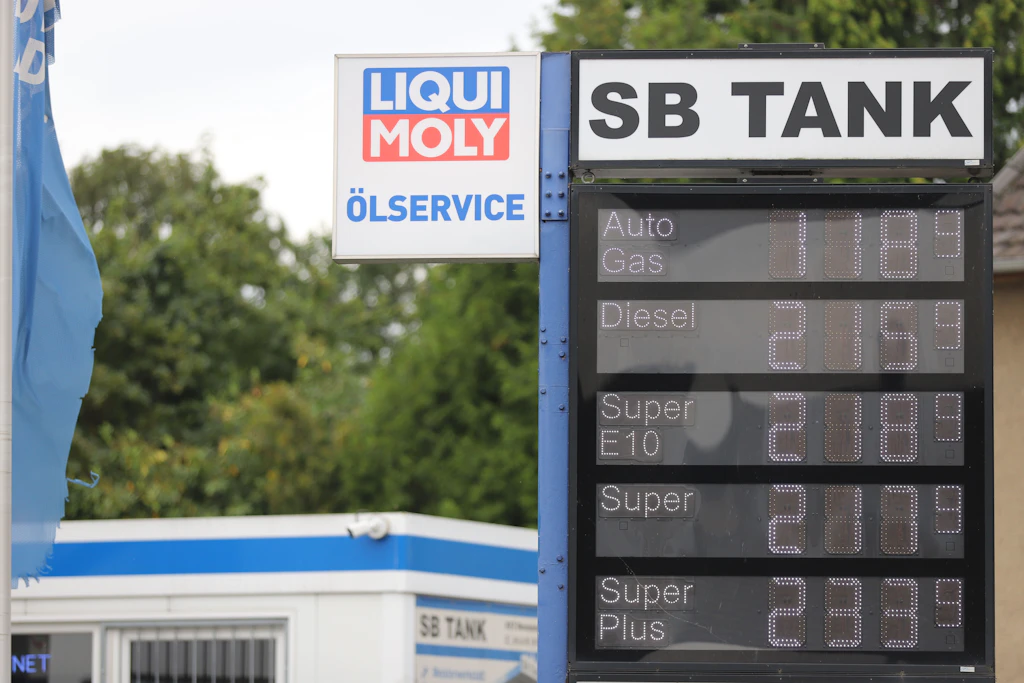 Blick auf die Preisanzeige einer Tankstelle.