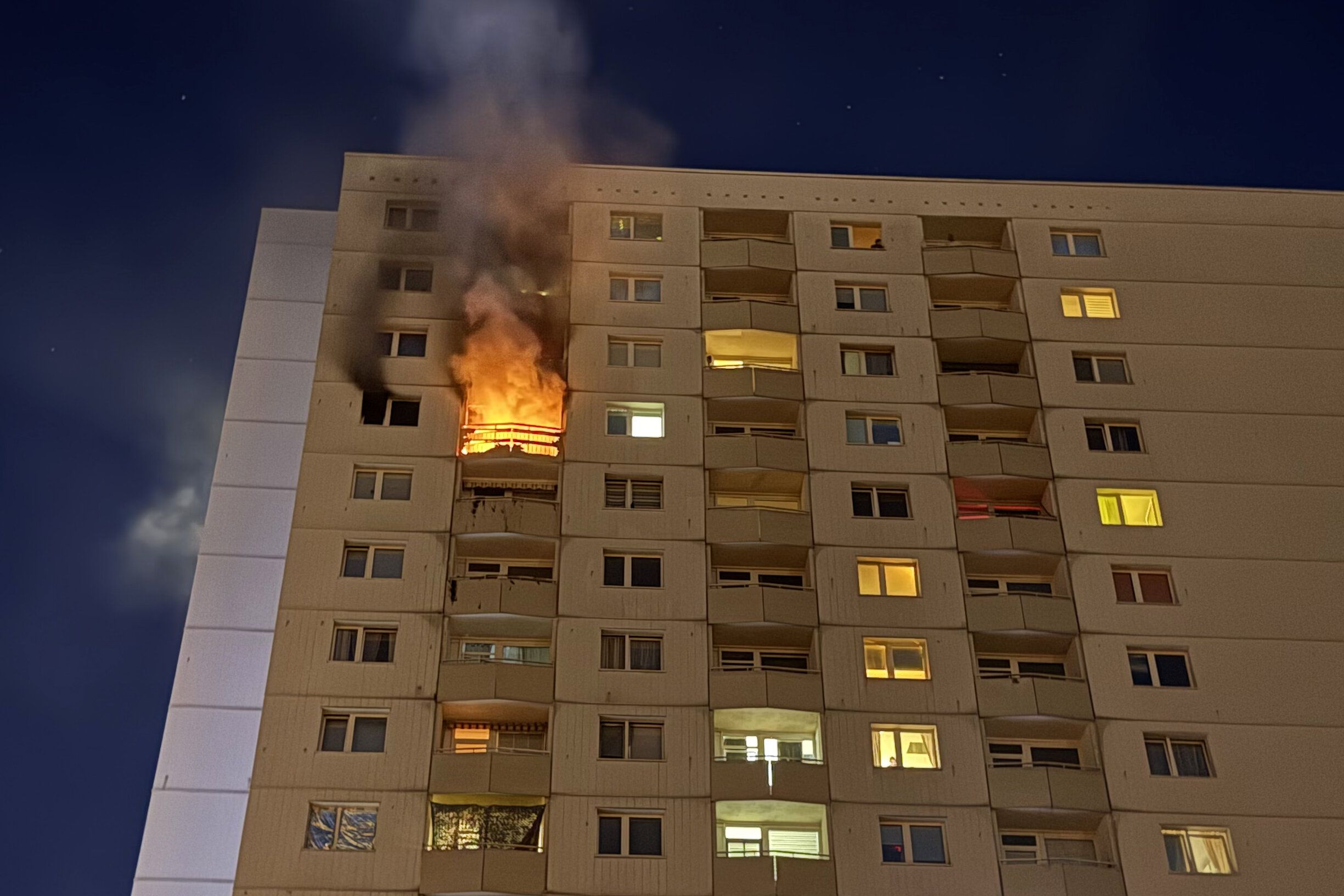 Mann stirbt bei Feuer im 13. Stock eines Dresdner Hochhauses